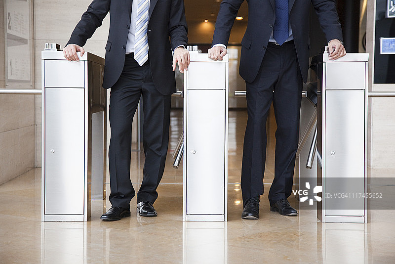 通过旋转栅门的商人（局部）图片素材