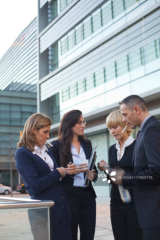 同事在户外咖啡休息时间交谈图片素材