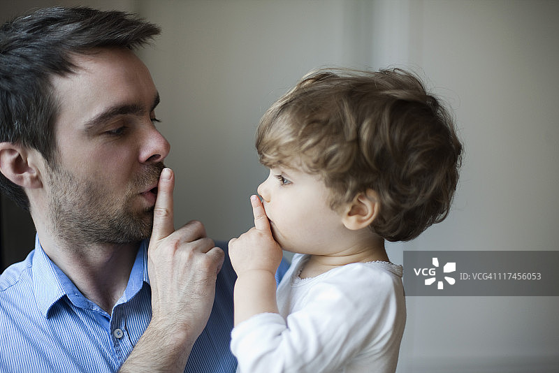 父亲教蹒跚学步的儿子安静图片素材