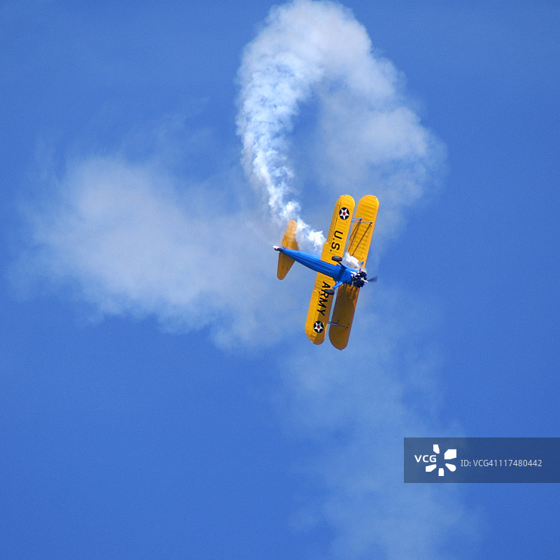 史蒂尔曼凯德特双翼飞机特技飞行表演图片素材