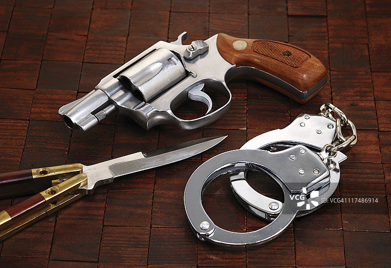 枪刀和手铐图片素材