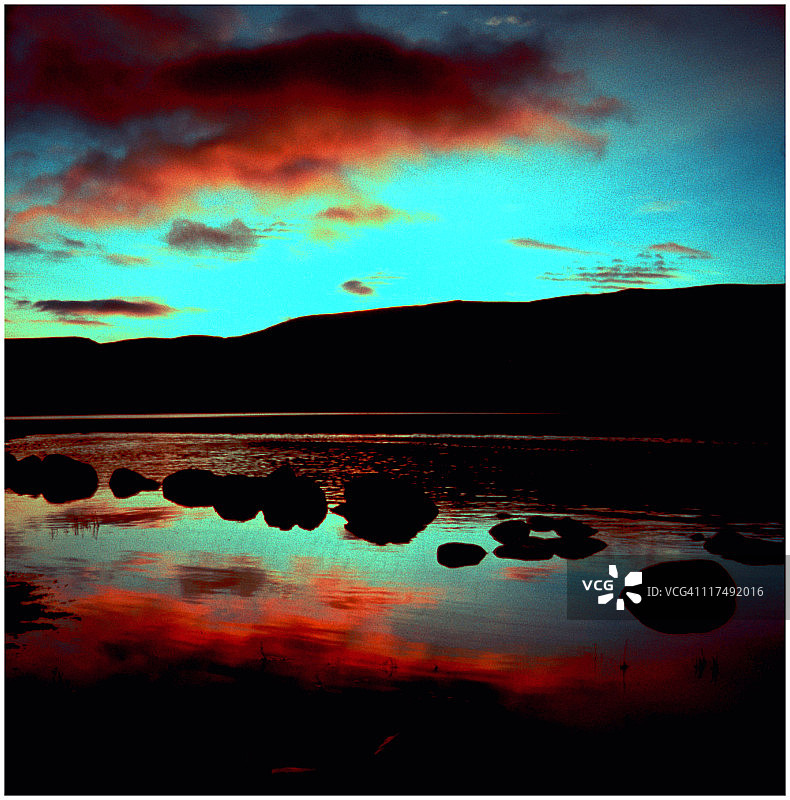 黎明时分的莫立克湖图片素材