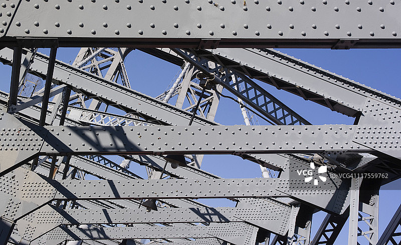 工业结构：曼哈顿和布鲁克林之间的威廉斯堡大桥图片素材