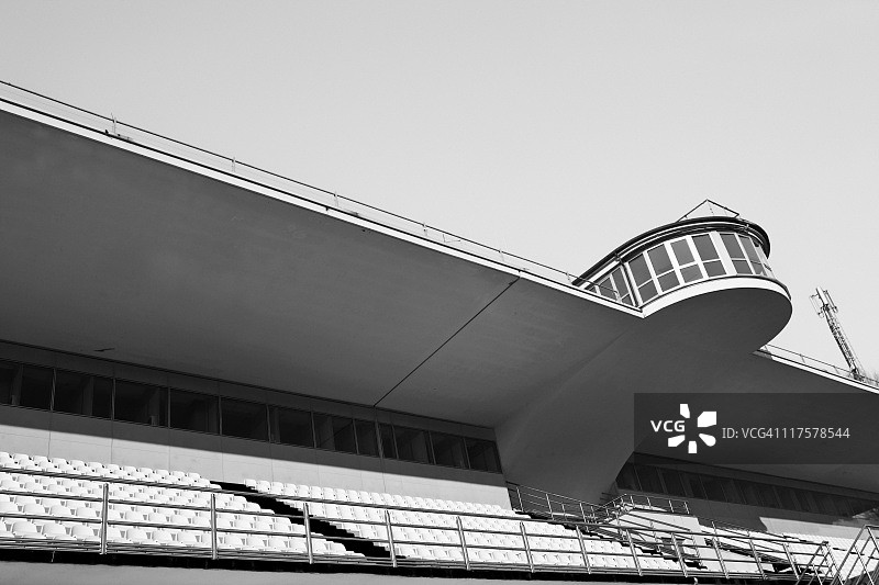 空荡荡的室内自行车赛场看台（黑白）图片素材