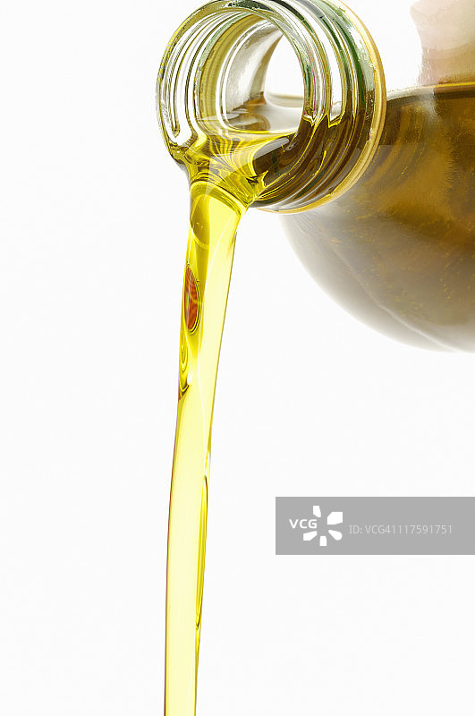 倾倒橄榄油图片素材