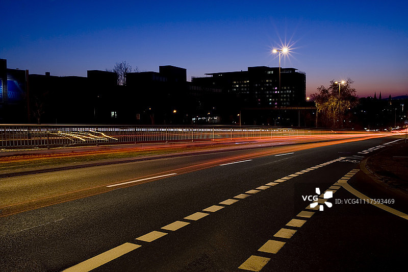 黄昏时的交通和办公楼图片素材