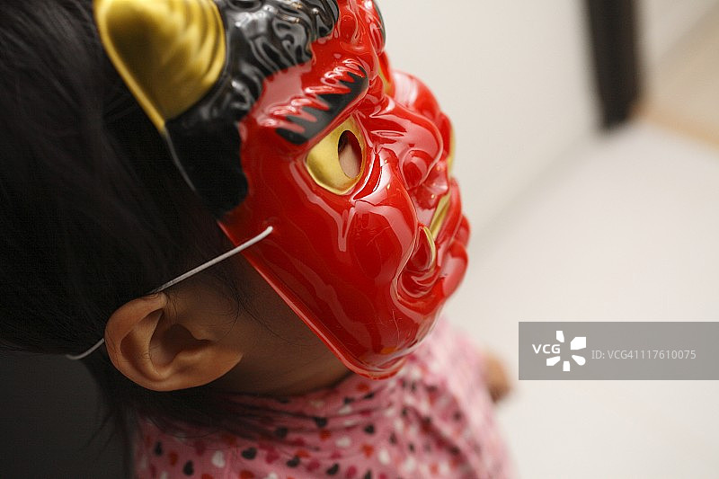 戴着面具的男孩图片素材