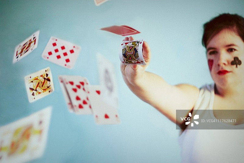 拿着飞翔卡片的女孩图片素材