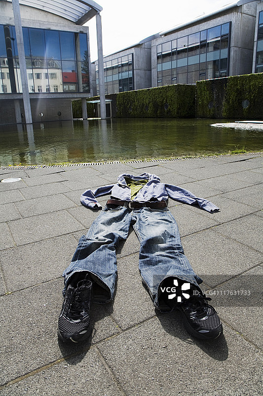 城市人行道上的服装套装图片素材