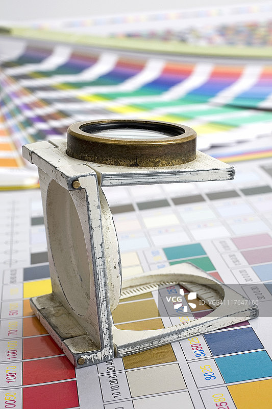 放大镜和颜色指南图片素材