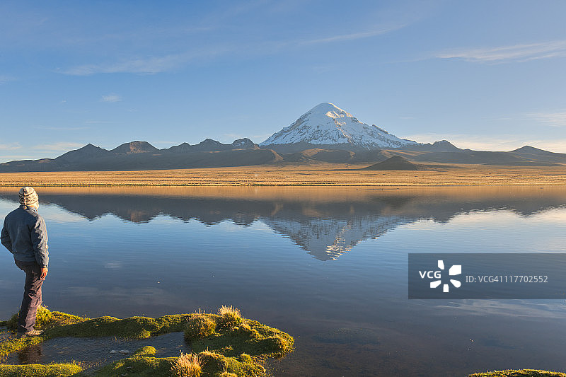 男人欣赏玻利维亚的萨哈马山图片素材