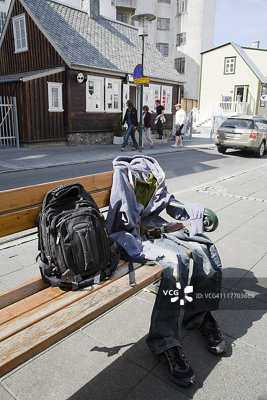 城市街道长椅上“坐着”的衣服套装图片素材