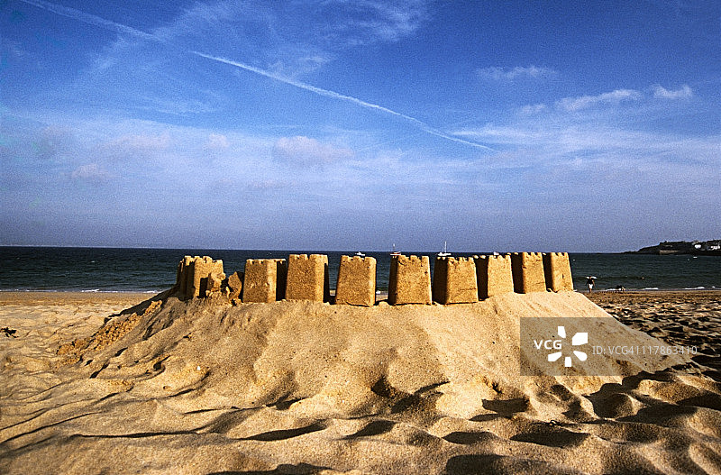 面向大海的一排沙堡炮塔图片素材