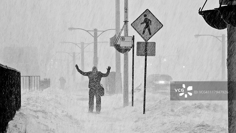 暴风雪中的男人图片素材