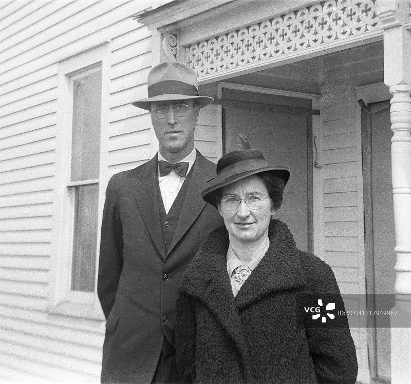 穿着外套和帽子的情侣（1941年，复古风格）图片素材