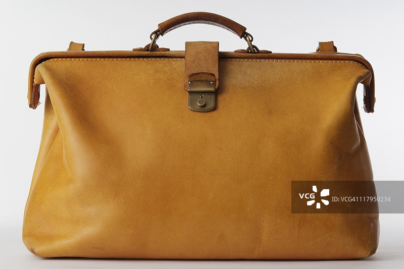 白色背景上的棕色皮革包特写镜头图片素材