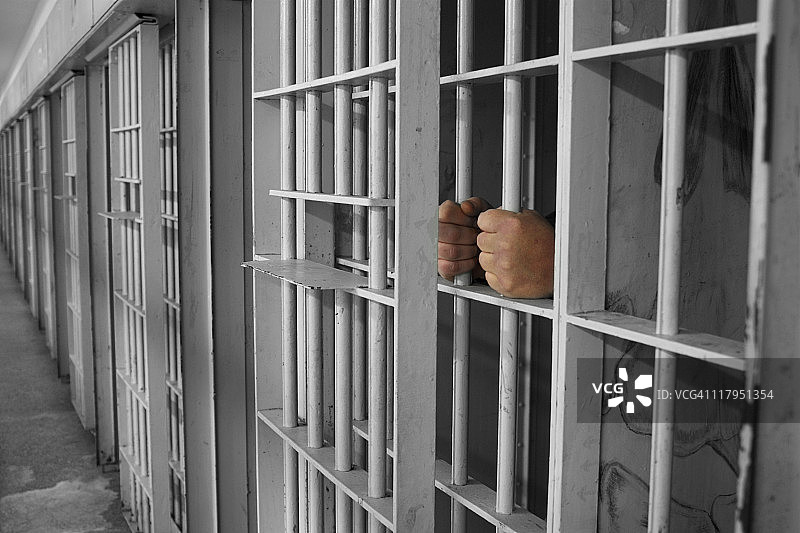 手扶牢狱铁窗图片素材