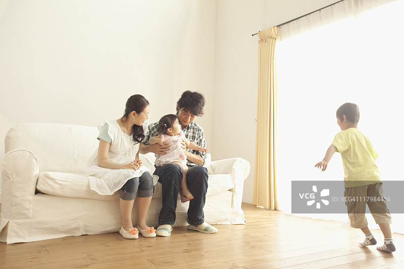 客厅里的一家四口图片素材