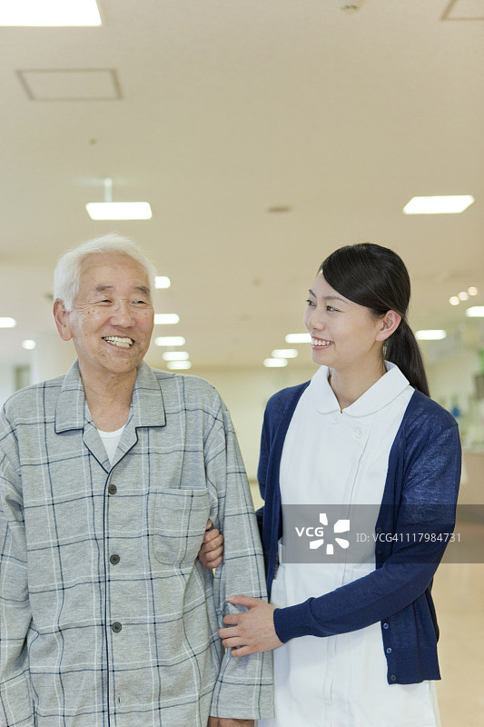 护士搀扶着一位老人，日本本州岛神奈川县图片素材