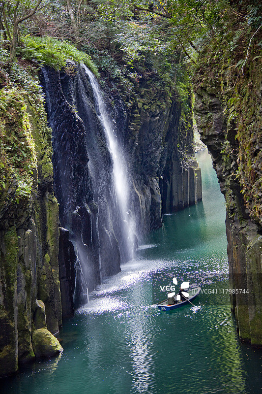 两人在狭长峡谷划船图片素材