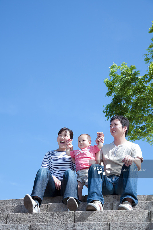 台阶上的一家三口图片素材
