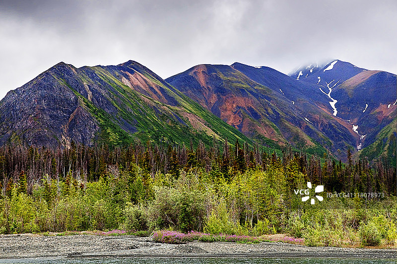 凯瑟琳湖的群山图片素材
