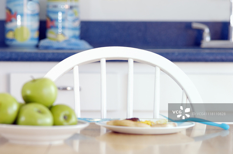 厨房餐桌旁的空椅子图片素材