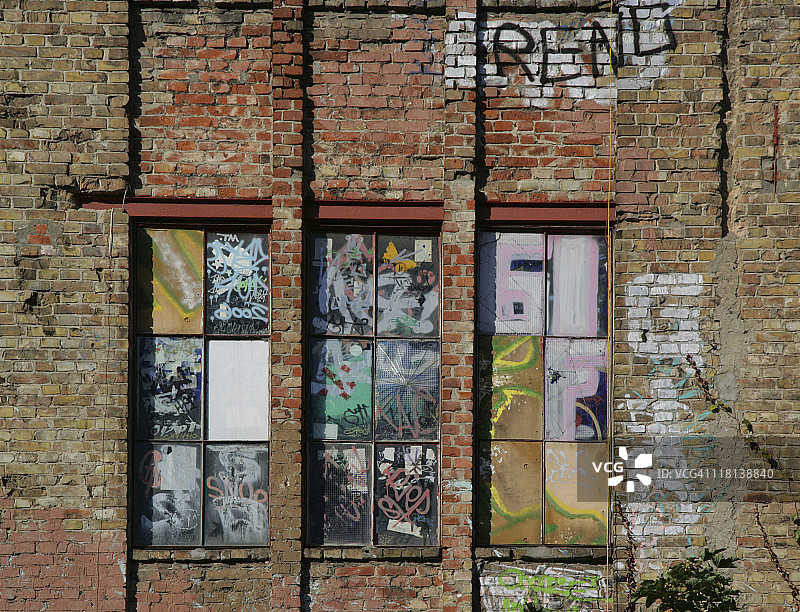 德国柏林老砖墙和窗户上的涂鸦图片素材