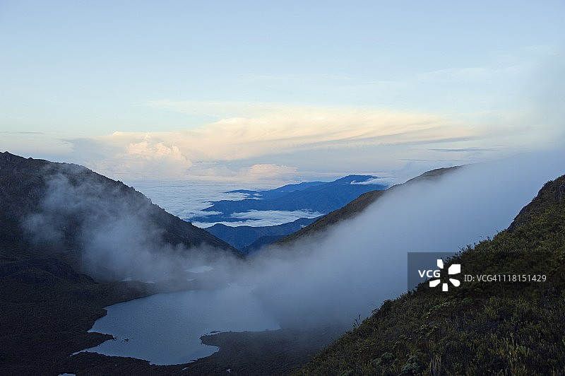 哥斯达黎加最高点奇里波山的晨雾图片素材