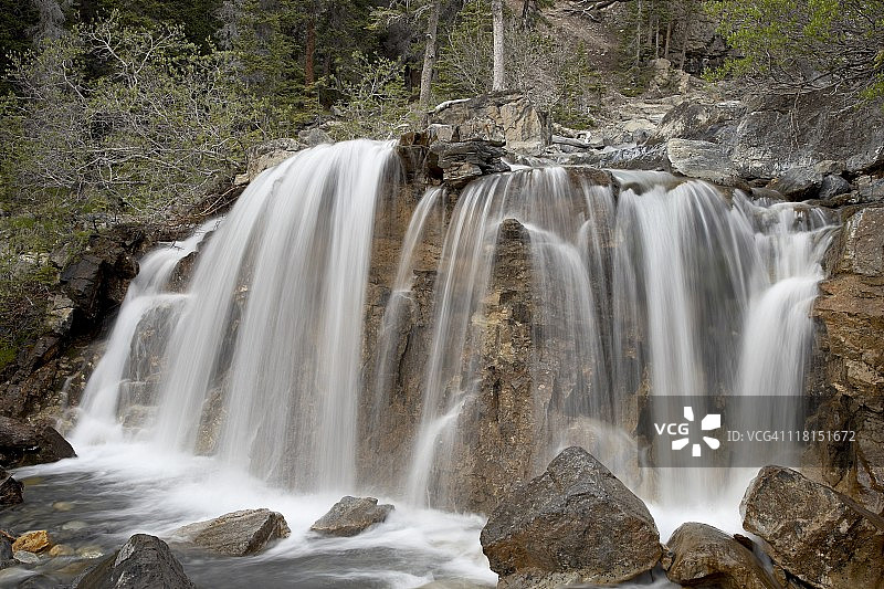 加拿大阿尔伯塔落基山脉的湍急瀑布风光图片素材
