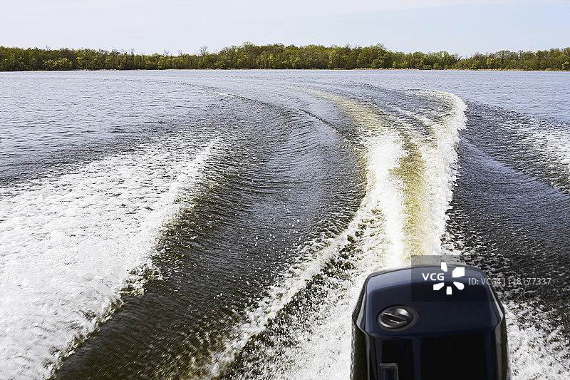 船只的发动机和尾迹图片素材