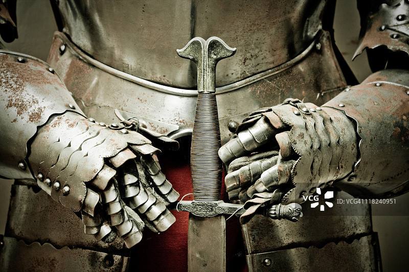 中世纪金属盔甲和剑图片素材