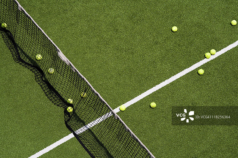 球场上的网球图片素材