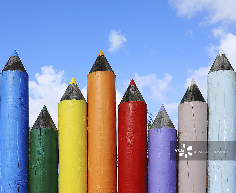 丹麦一所幼儿园的彩色铅笔栅栏图片素材