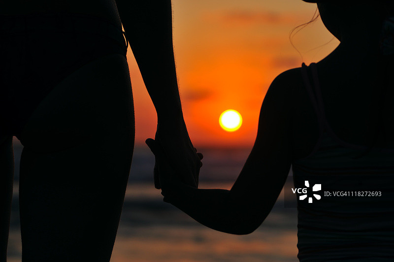 日落时分海边的母女图片素材