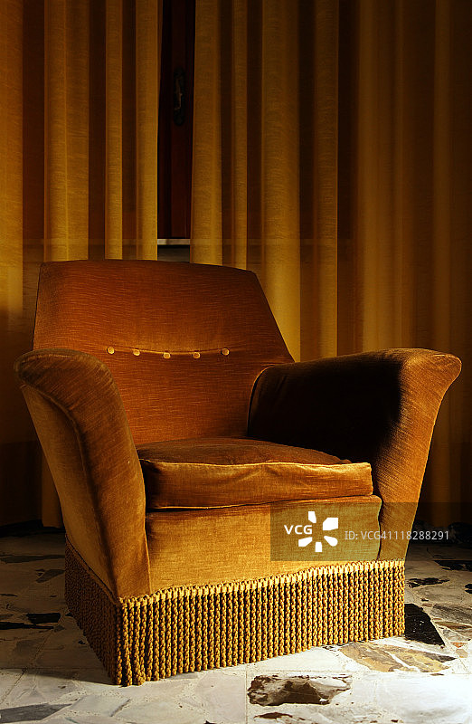 民宿里的旧扶手椅，彩色图像图片素材