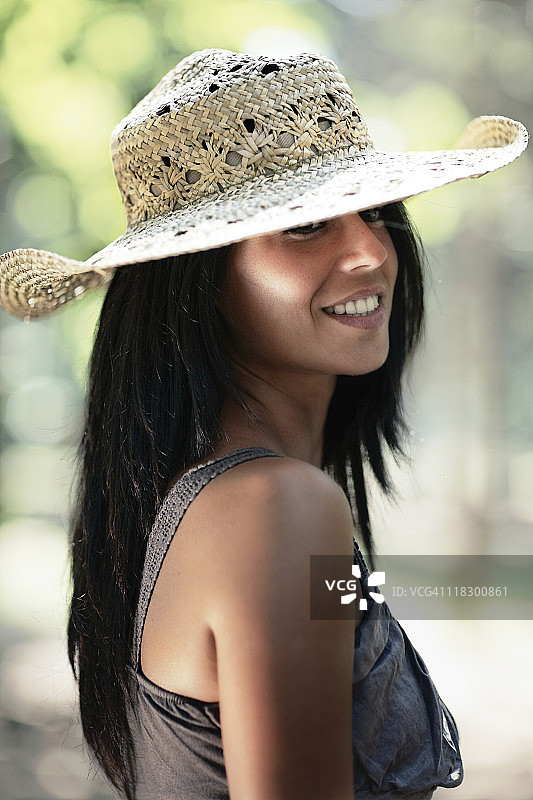 戴草帽的美丽女人彩色肖像图片素材