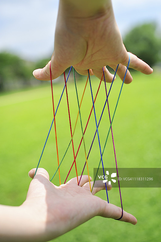 男女玩猫的摇篮游戏特写图片素材