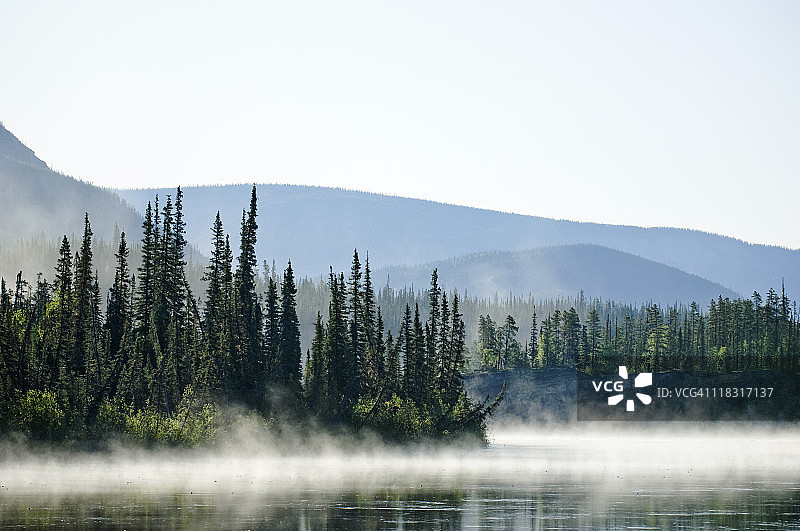 清晨的纳汉尼河上的薄雾图片素材