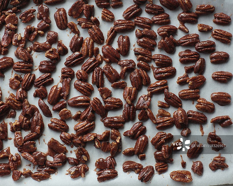 烤盘上的香料山核桃图片素材