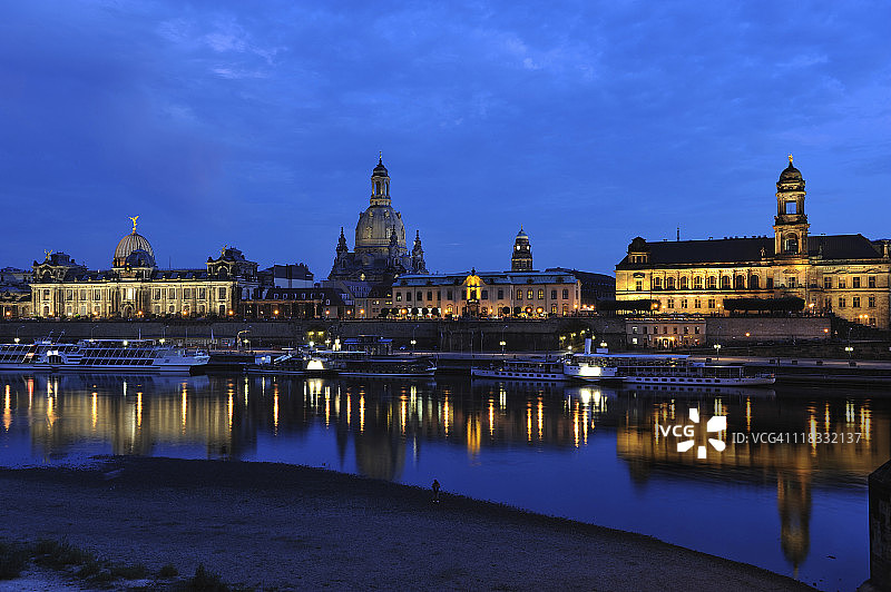 德累斯顿布吕尔平台：奥古斯都大桥暮光景色图片素材