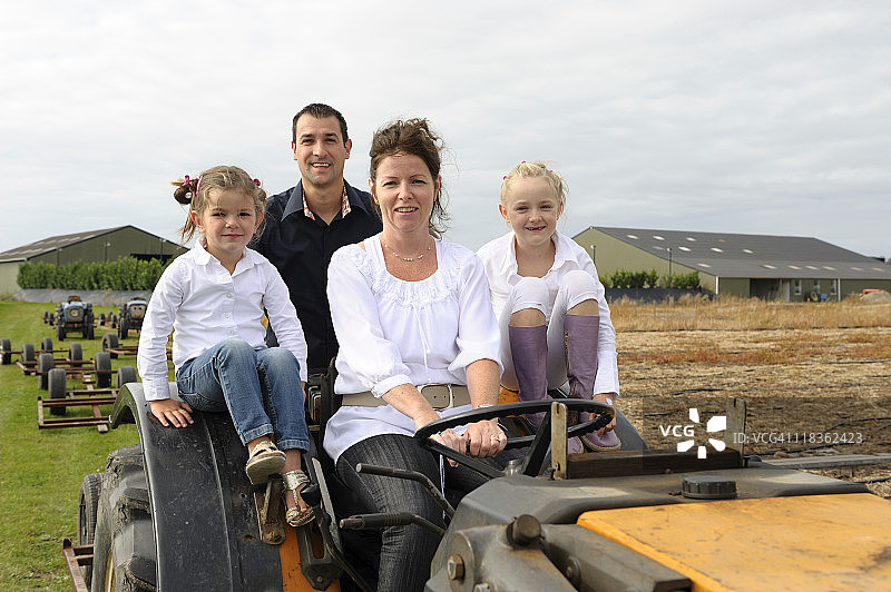 拖拉机上的一家人图片素材