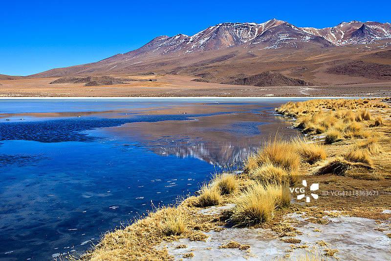 玻利维亚高原上的泻湖图片素材