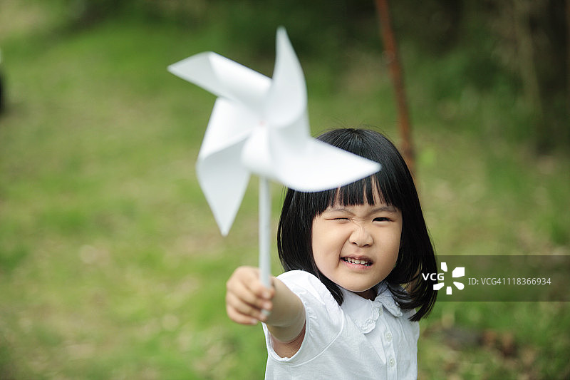 拿着纸风车的小女孩图片素材