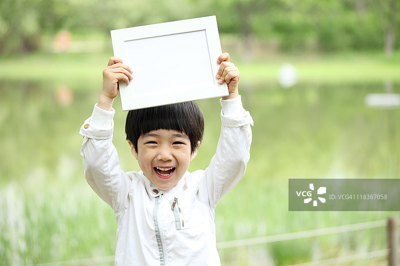 带相框的微笑男孩图片素材