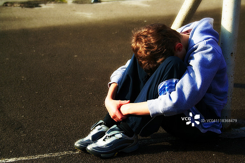 伤心的男孩图片素材