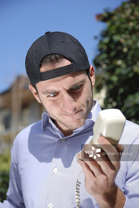 对着电话生气的男人图片素材