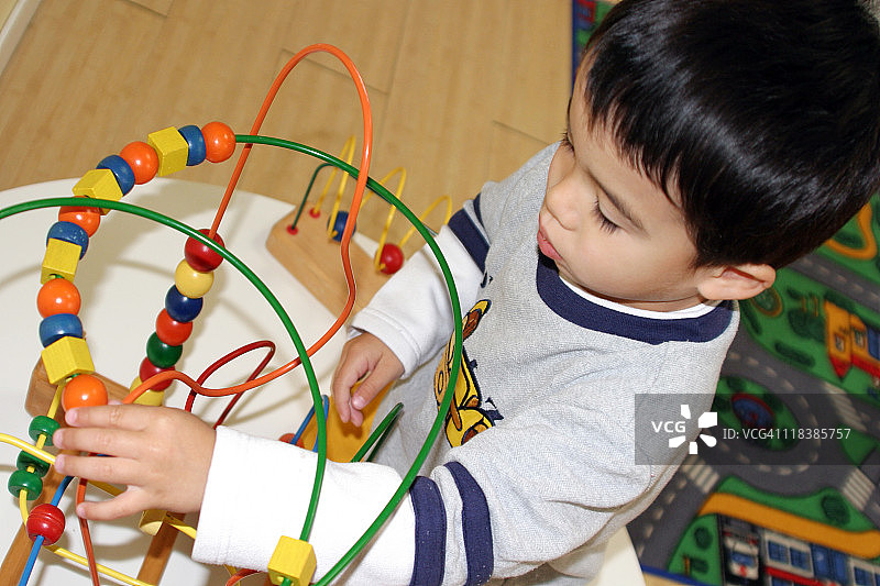 玩益智玩具的男孩图片素材