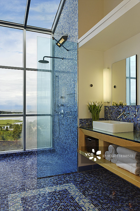 带马赛克瓷砖淋浴的现代浴室图片素材
