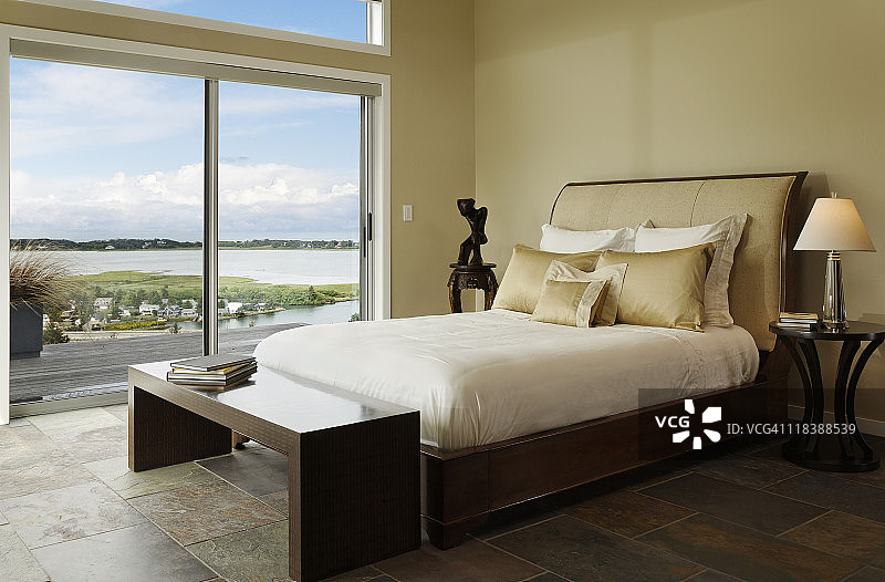 具有海岸景观的现代卧室图片素材